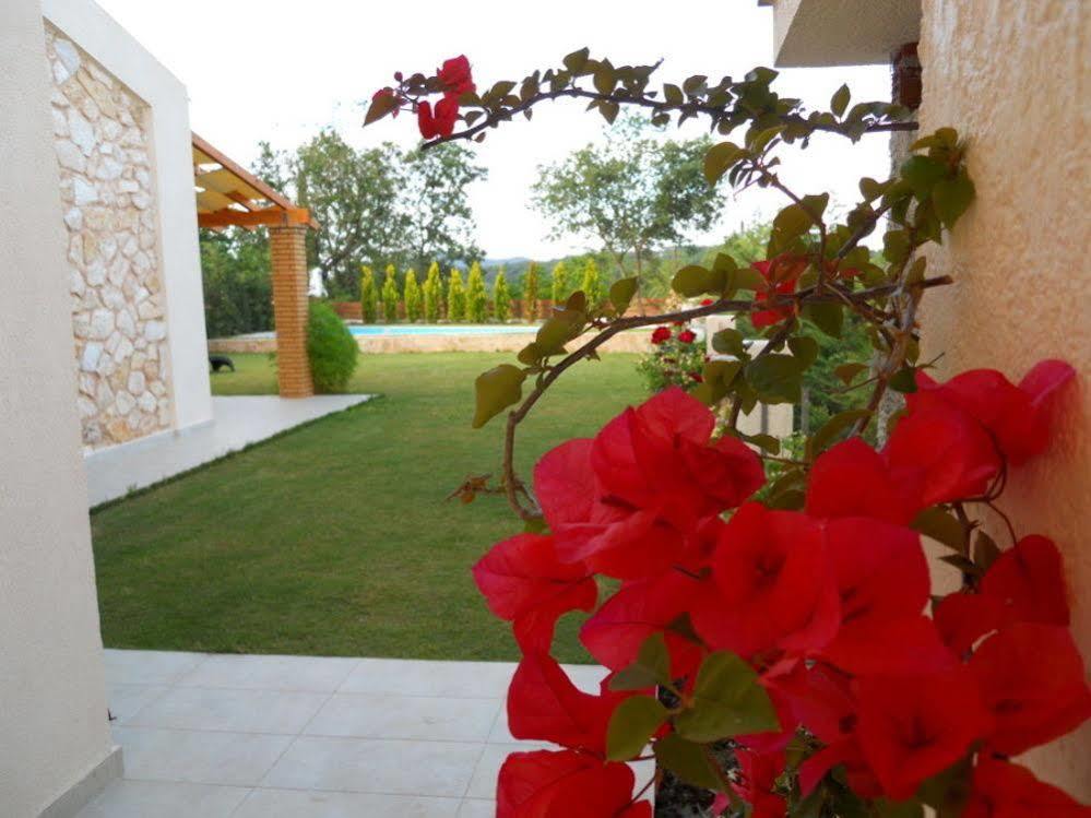 Villa Poulades กูเวีย ภายนอก รูปภาพ