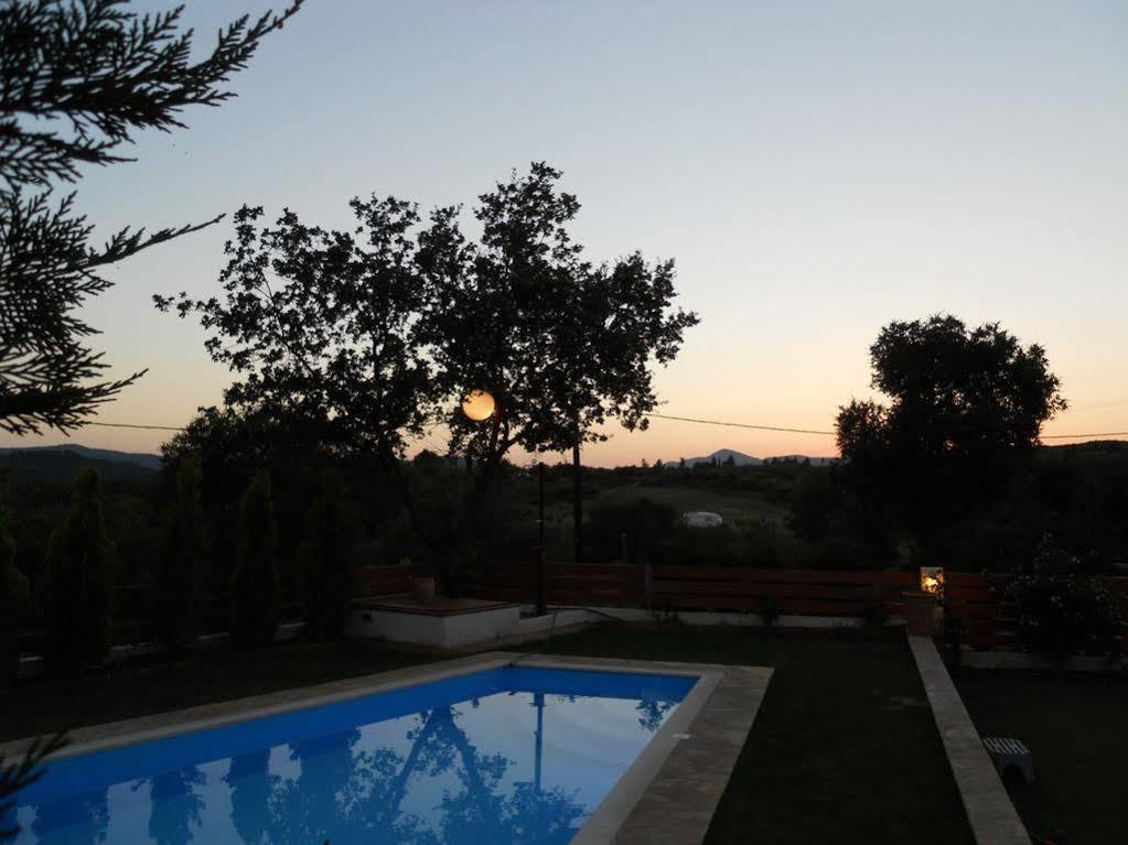 Villa Poulades กูเวีย ภายนอก รูปภาพ